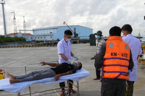 Chi đội Kiểm ngư số 4 đưa bệnh nhân về đảo Trường Sa cấp cứu trong đêm