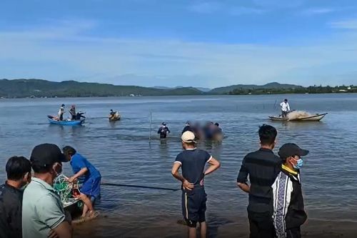 Quảng Ngãi: Tìm thấy thi thể nạn nhân vụ chìm ghe do bão số 9