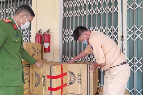 Quảng Trị: Tài xế bỏ lại ô tô và lô hàng lậu trên 800 triệu đồng khi bị phát hiện