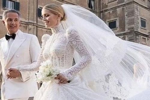 Những váy cưới ren xa xỉ của các sao Âu Mỹ năm 2021