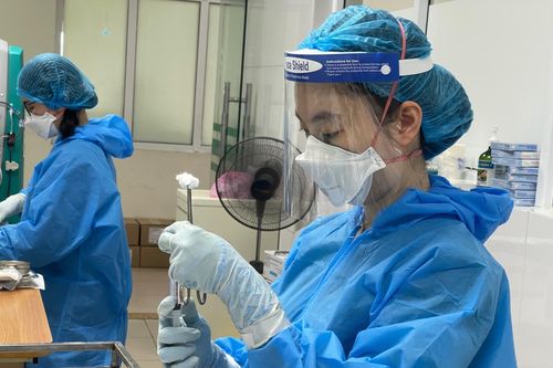 Đại dịch ảnh hưởng sức khỏe, thu nhập của y bác sĩ