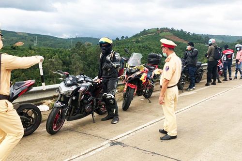 Hơn 60 phượt thủ đánh võng gây 'náo loạn' trên quốc lộ 20 bị xử phạt