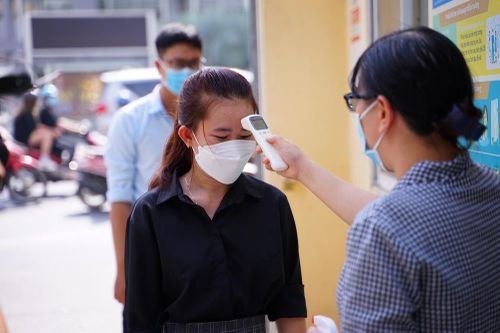 Hàng nghìn sinh viên TPHCM đến trường học trực tiếp