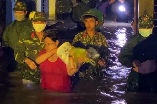 Triều cường lớn bất thường sau bão số 9 khiến cả khu phố 'tháo chạy'