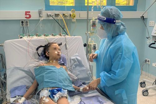 Cha tặng một phần lá gan cứu con gái 7 tuổi