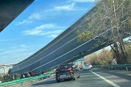 Cầu vượt bất ngờ lật ngiêng, 3 xe tải bị hất văng
