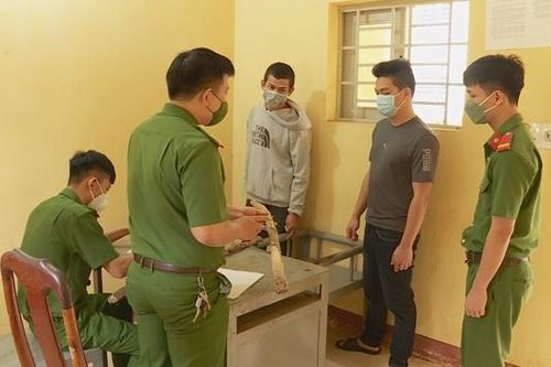 Khởi tố, bắt giam 2 đối tượng nhốt người vào chuồng sắt rồi lôi ra đánh tử vong