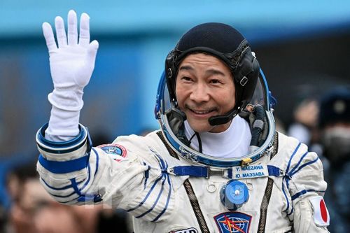 Tỷ phú Nhật Bản Yusaku Maezawa trở về Trái Đất sau chuyến du lịch vũ trụ