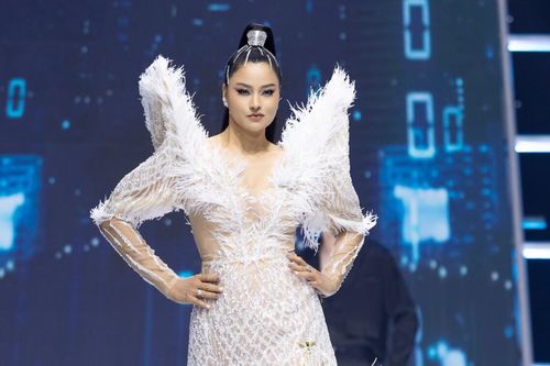 Vũ Thu Phương sải bước catwalk sắc sảo như phượng hoàng, đố ai có thể rời mắt
