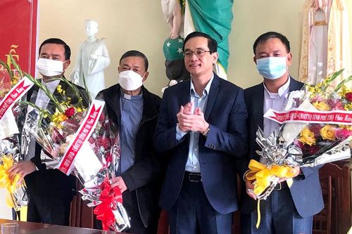 Thăm, tặng quà các linh mục tại thị xã Phú Thọ và các huyện Thanh Sơn, Tam Nông