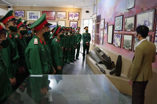 Sư đoàn 968: Chiến sĩ xuất ngũ năm 2022 dâng hương, thăm quan địa chỉ đỏ