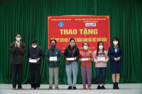 Y tế - Sức khỏe Y tế - Sức khỏe Tặng 72 thẻ bảo hiểm y tế cho học sinh xã Bình Tiến