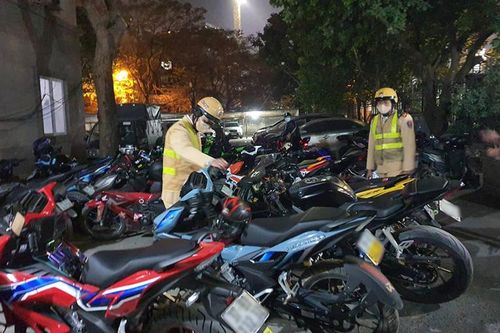 Tạm giữ 69 mô tô 'độ pô' gầm rú trong đêm tại quận Tây Hồ