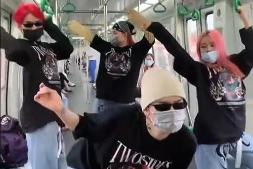 Nhóm thanh niên nhảy múa trên tàu Cát Linh - Hà Đông