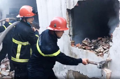 Cháy kho phế liệu ở TP. Thủ Đức, hàng trăm m2 bị thiêu rụi