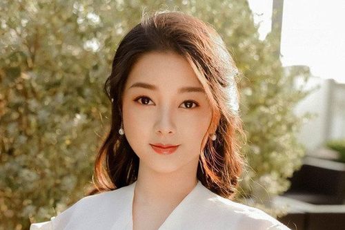 Điều ít biết về nữ diễn viên bị bạo hành dã man ở 'Phố trong làng'