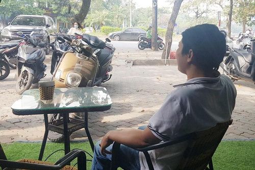 Con gái bị nhóm người vạch tội ngoại tình, ông bố run rẩy xin tha thứ