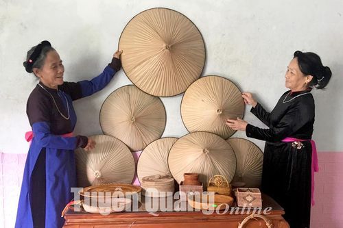 Gửi hồn quê qua chiếc nón Tày