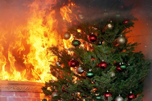 Cây thông Noel ngùn ngụt bốc cháy, cảnh báo nguy cơ và cách phòng tránh khi mùa Noel đang tới