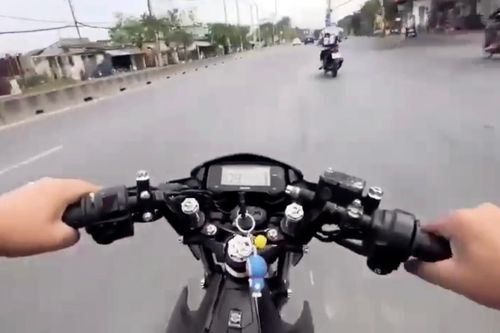 Hai thanh niên chạy xe máy 109 km/h để trốn cảnh sát