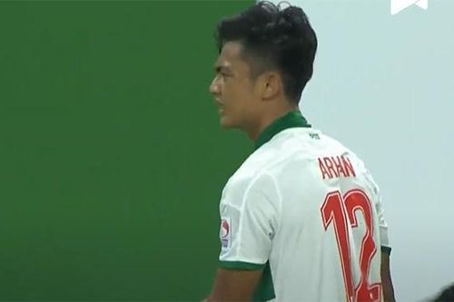 Cầu thủ Indonesia từng 'chém' Tuấn Anh lại tung cước như võ sĩ ở Bán kết AFF Cup