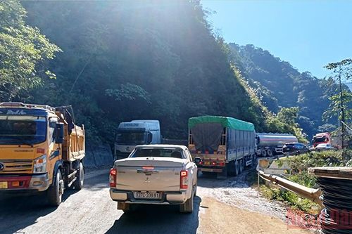 Nguy cơ mất an toàn, ùn ứ khi Quốc lộ 8A đang được sữa chữa