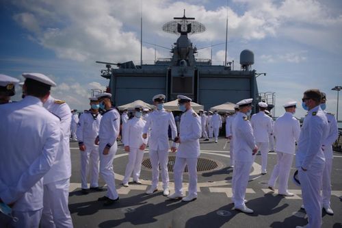 Tàu chiến Đức đi qua Biển Đông