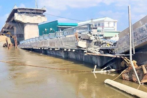 Dừng thi công, giám định nguyên nhân vụ sập cầu 50 tỷ ở Cà Mau