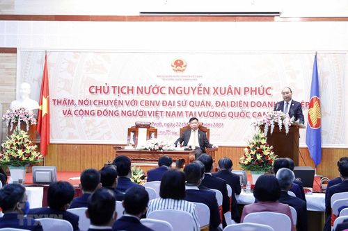 Chủ tịch nước gặp gỡ cộng đồng người Việt Nam tại Campuchia