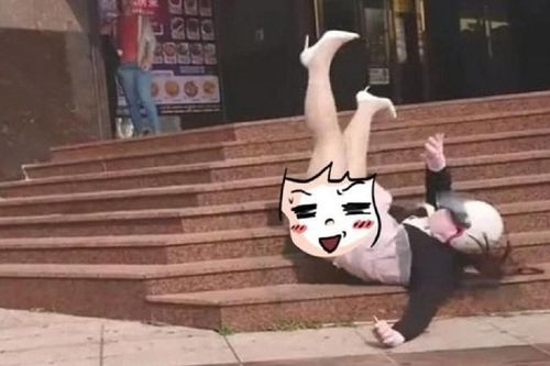 Vừa đi vừa dán mắt vào điện thoại và những sự cố nhớ đời: Người 'lộ hàng' hớ hênh, người hư hại tài sản