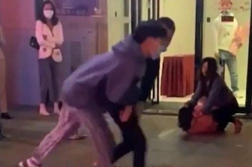 Con trai giữ bố cho mẹ đánh 'tiểu tam' nhừ đòn trên phố