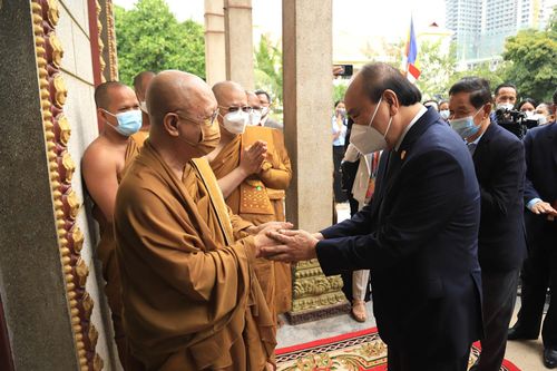 Chủ tịch nước Nguyễn Xuân Phúc thăm hai vị Đại Tăng thống ở đất nước Chùa Tháp