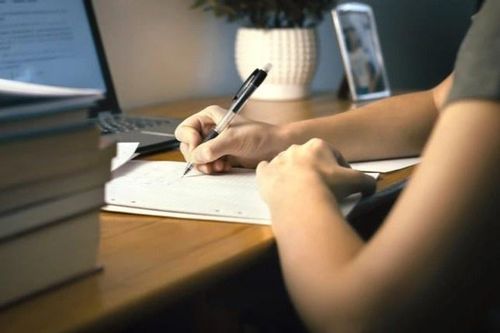 2h sáng, phụ huynh ngắt cầu dao để con không học bài