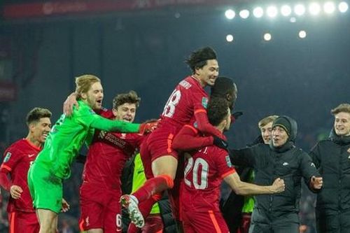 Ngôi sao Nhật Bản tỏa sáng, Liverpool thắng ngược Leicester khó tin