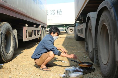 Hàng dài container nằm im chờ thông quan, tài xế 'ăn bờ, ngủ bụi' lo ắc quy hỏng