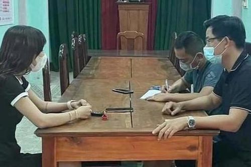 Vụ cô gái cởi nội y trên cầu Trường Tiền: Hé lộ đường dây kiếm tiền qua web khiêu dâm