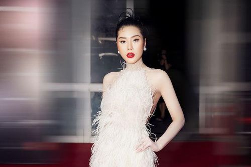 Hoa hậu Tô Diệp Hà hở bạo, khoe hình thể gợi cảm trên thảm đỏ