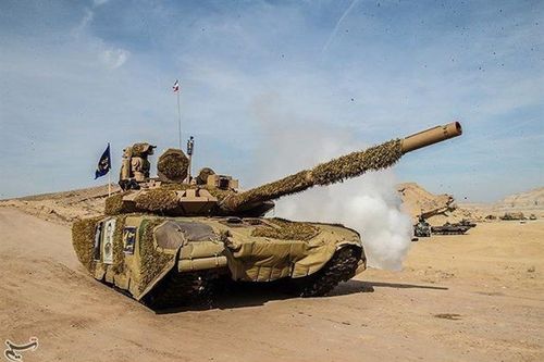 Iran lần đầu tiên trình diễn xe tăng 'cây nhà lá vườn'