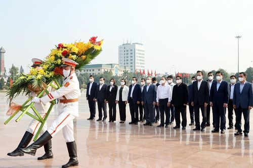 Hình ảnh Thủ tướng dâng hoa tưởng nhớ Tổng Bí thư Nguyễn Văn Linh
