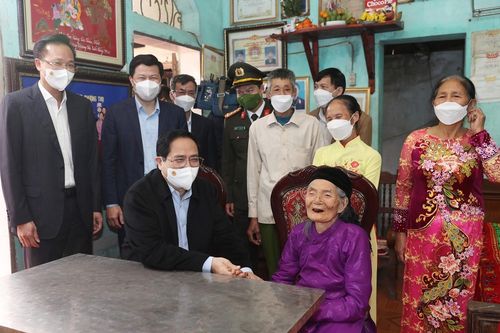 Thủ tướng thăm gia đình chính sách và nhân dân tỉnh Hưng Yên