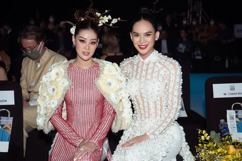 Chị em Hoàn vũ Khánh Vân - Sang Lê yêu kiều trong tà áo dài, ngồi front row xem thời trang