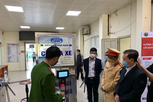 Lắp máy quét QR khai báo y tế tại các bến xe lớn ở Hà Nội