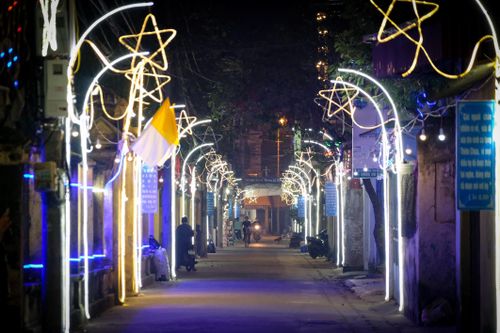 Xứ đạo ở ngoại thành Hà Nội trang hoàng rực rỡ đón Giáng sinh