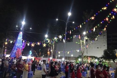 TP Hồ Chí Minh: Người dân đổ ra đường đón Giáng sinh 2021