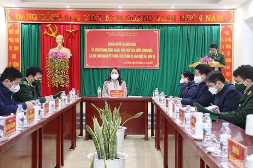 Phó Chủ tịch nước Võ Thị Ánh Xuân thăm, tặng quà tại xã biên giới Dào San