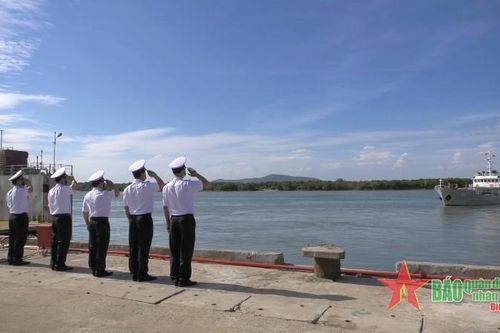 Hải đoàn 129 chúc Tết sớm quân dân Trường Sa, mang hương vị Tết của đất liền đến với đảo xa