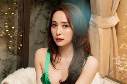 'Bỏng mắt' trước bộ ảnh Giáng sinh khoe ngực đầy nóng bỏng của 'Cá sấu chúa' Quỳnh Nga