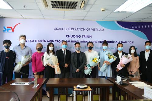 'Cặp đôi vàng' Minh Sang- Thu Hà thử sức làm trọng tài… trượt băng nghệ thuật