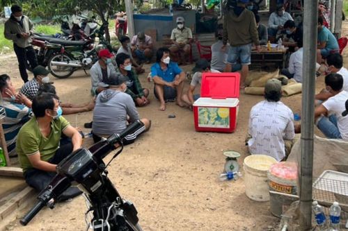 Công an xuất hiện tại sới gà, hàng chục người tháo chạy thục mạng