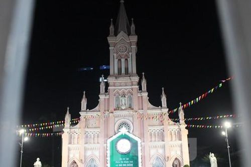 Giáo dân Đà Nẵng dự lễ từ cổng nhà thờ, người dân Nha Trang xuống đường đón Noel